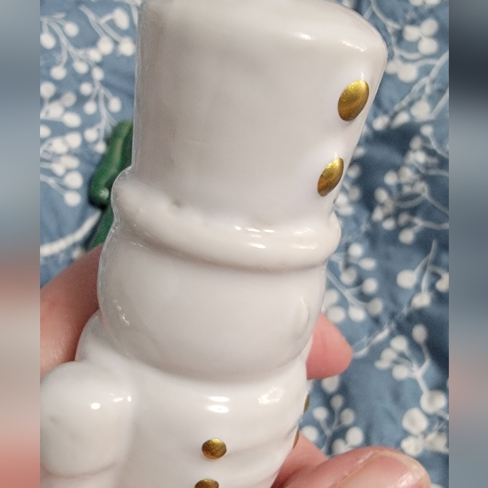 Green and White Nutcracker Figurines - Picture 4 of 5
